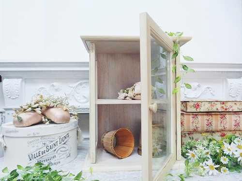 ディスプレイ ガラス扉キャビネット - 薔薇と天使のアンティーク