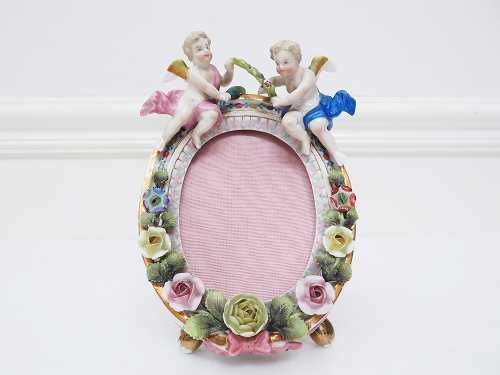 天使とローズガーランドレリーフフレーム　フランスアンティーク　バラ　写真立て マイセンスタイル 薔薇と天使のフォトフレーム - 薔薇と天使のアンティーク