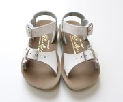 <img class='new_mark_img1' src='https://img.shop-pro.jp/img/new/icons20.gif' style='border:none;display:inline;margin:0px;padding:0px;width:auto;' />【30%off】Salt Water Sandals（ソルトウォーター）／SURFER - WHITE