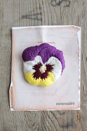 nesessaire パンジーハンド刺繍ブローチPP - crochet