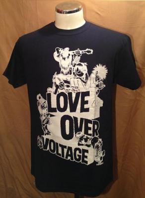 『LOVE OVER VOLTAGE Yossie デザイン T-Shirts [ブラック]』 (TEE/JPN)