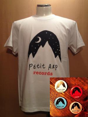 『Petit Alp Records LOGO T-Shirts & 缶バッジ４個セット [白]』 (TEE&BADGE/TAIWAN)