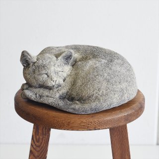 イギリスGarden Stone（ガーデンストーン）居眠りストライピー（トラ猫）
