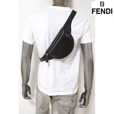 フェンディ FENDI メンズ 鞄 バッグ ボディーバッグ ユニセックス可 ベルト金具部分ロゴ刻印・ボディ型押しFENDIロゴ付きレザーボディーバッグ  7VA525 AFBF F0GXN