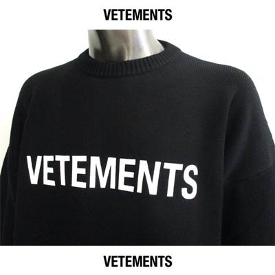 ヴェトモン(VETEMENTS) メンズ トップス ニット セーター バックネック部分・プリント付クルーネックニット UA52KN720B