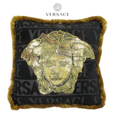 ヴェルサーチ VERSACE メンズ 小物 クッション 座布団 ユニセックス可 ロゴ メデューサスパンコールロゴ/総柄VERSACEロゴ付きクッション  マルチカラー ZCU454505 ZVIM0012 Z4557