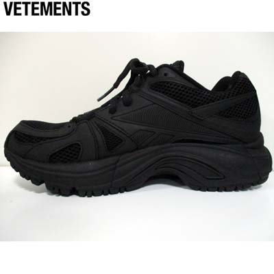 ヴェトモン VETEMENTS レディース 靴 スニーカー Reebokコラボ  タン部分/サイドVETEMENTSイエローロゴ・メッシュ加工入りスニーカー ブラック UE51SN200X 1385 14676442