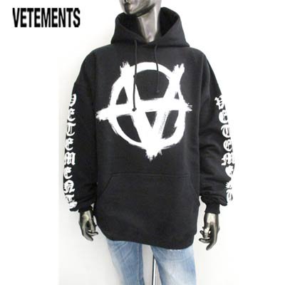 ヴェトモン VETEMENTS メンズ トップス パーカー フーディー ロゴ スリーブ部分テクストゥーラフォントデザイン・Reverseアナーキーロゴ付 パーカー ブラック