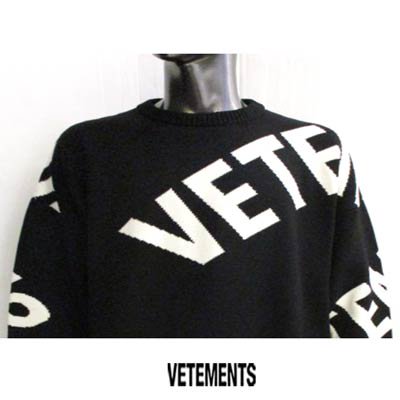 ヴェトモン VETEMENTS メンズ セーター ニット トップス ユニセックス可 ※同デザインで色違いもあり  総柄ビッグVETEMENTSロゴ・バックネック部分ロゴ付きウールセーター ブラック