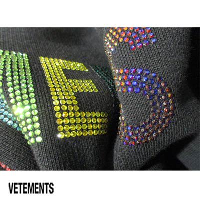 ヴェトモン VETEMENTS メンズ スウェット トレーナー トップス ユニセックス可 ※同じデザインで色違いもあり  マルチカラークリスタルラインストーンVETEMENTSロゴ・ロゴ刺繍付きトレーナー 黒