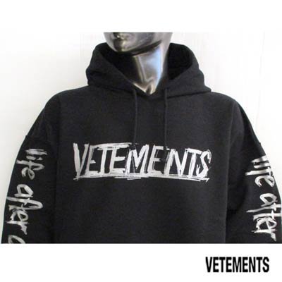 ヴェトモン VETEMENTS メンズ パーカー フーディ トップス ロゴ ユニセックス可 フロントVETEMENTSロゴ・スリーブ/バック 部分ランゲージプリント・フード部分ロゴ刺繍付きパーカー ブラック