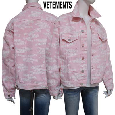 ヴェトモン VETEMENTS メンズ アウター デニムジャケット Ｇジャン ※同デザインで色違いもあり 総柄ホワイトVETEMENTSスタンプロゴ ・ボタンロゴ刻印付きデニムジャケット ピンク