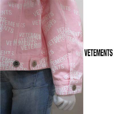 ヴェトモン VETEMENTS メンズ アウター デニムジャケット Ｇジャン ※同デザインで色違いもあり 総柄ホワイトVETEMENTS スタンプロゴ・ボタンロゴ刻印付きデニムジャケット ピンク