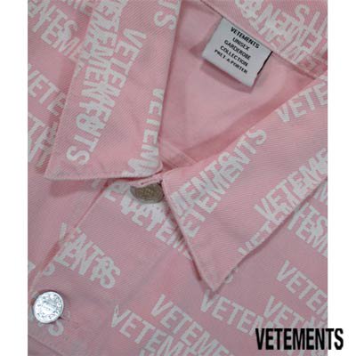 ヴェトモン VETEMENTS メンズ アウター デニムジャケット Ｇジャン ※同デザインで色違いもあり 総柄ホワイトVETEMENTS スタンプロゴ・ボタンロゴ刻印付きデニムジャケット ピンク