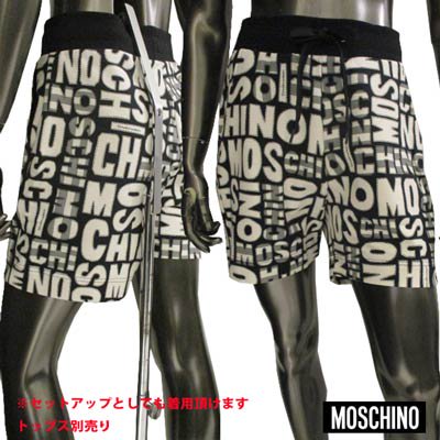 モスキーノ MOSCHINO メンズ ボトムス ハーフパンツ ショートパンツ setup可(トップス別売り) ロゴ  総柄マルチMOSCHINOロゴデザイン入り サイド・バックポケット付き ショートパンツ ブラック