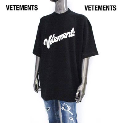 ヴェトモン VETEMENTS メンズ トップス Tシャツ 半袖 ユニセックス可 フロントホワイトロゴプリント バック刺繍ロゴ付きTシャツ