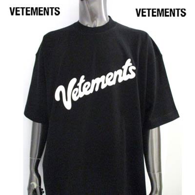 ヴェトモン VETEMENTS メンズ トップス Tシャツ 半袖 ユニセックス可 フロントホワイトロゴプリント バック刺繍ロゴ付きTシャツ