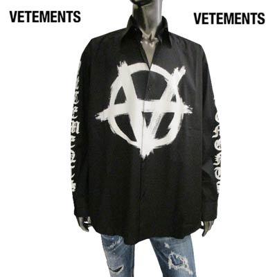 ヴェトモン VETEMENTS メンズ トップス シャツ カジュアルシャツ 長袖 ロゴ フロント/バックホワイト逆アナーキーロゴ