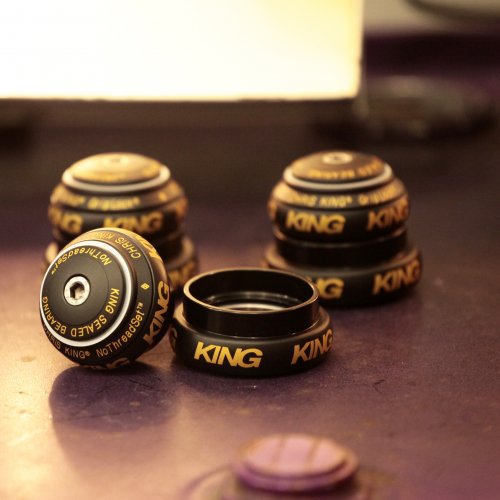 Chris King / No Thread Set Two Tone Black Gold / Tapered 1.25