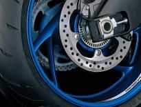 GSX-S1000GT スズキ純正　フロントホイール SUZUKI GSX-S1000GT スポーツ・ツアラーのカタチ。 - WEB Mr.Bike