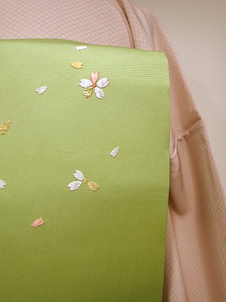 あおき【K-4696】塩瀬 刺繍 名古屋帯 若苗色 桜の花の図 - 銀座きもの青木｜長く大切に着続けて頂きたい上質な着物や帯 |ONLINE SHOP