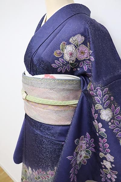 撫子色の綸子地に、辻ケ花の絞り模様と刺繍が美しい正絹訪問着です