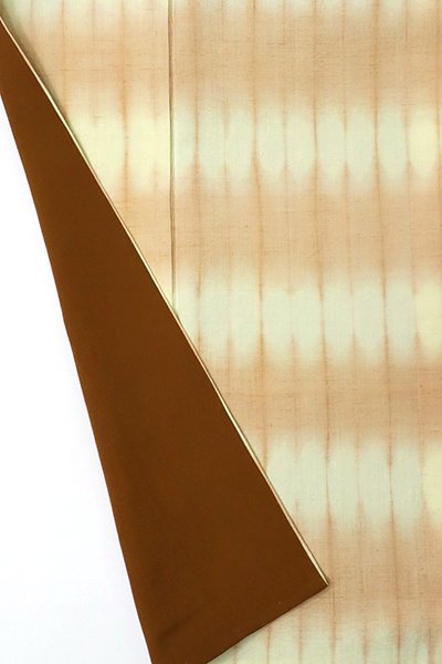 D-2484】紬地 板締め絞り小紋 杏色×鳥の子色 横段 - 銀座きもの青木 