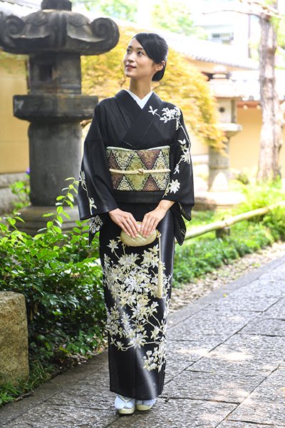 黒地の大島紬に刺繍とスワトウ刺繍の訪問着 着物 | cordoblez.com