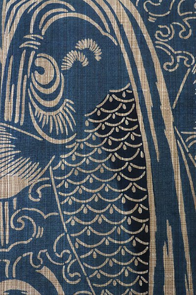 銀座【D-2853】（L）竺仙製 木綿地 浴衣 藍色 鯉の滝登り（反端付