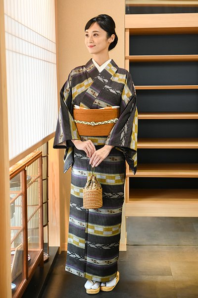 超美品　単衣　本場琉球絣　伝統工芸品 着物　絣　正絹　トールサイズ　グレージュ