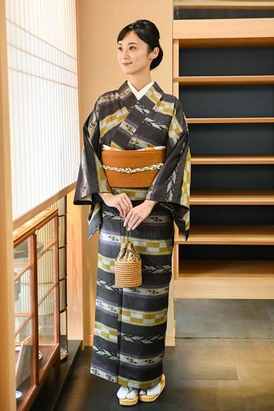 琉球美絣 絣模様 木綿 カジュアルで粋な装いに 鉄紺色 着物 A823-