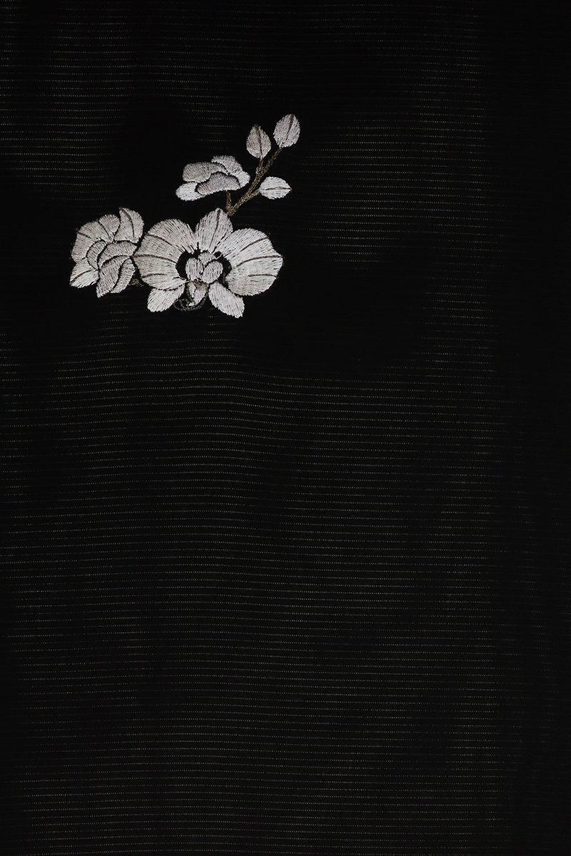 あおき【D-3294】（Ｌ）絽 刺繍 小紋 黒色 胡蝶蘭の図 - 銀座きもの青木｜長く大切に着続けて頂きたい上質な着物や帯 |ONLINE SHOP