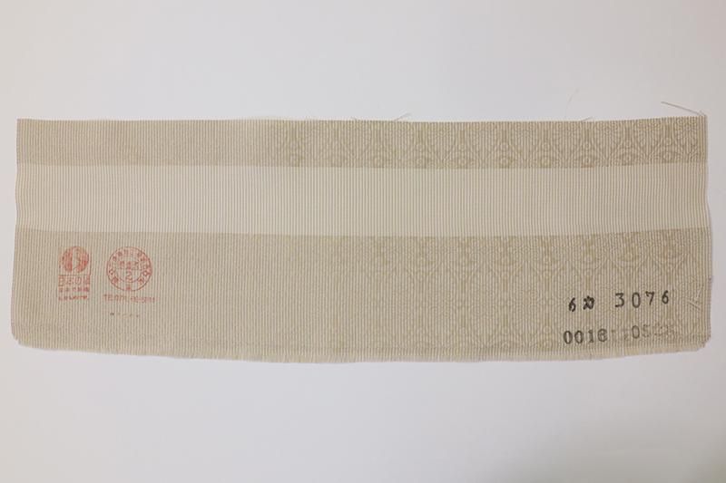 銀座【C-2539】単衣 色無地 亜麻色 洋風装飾文の地紋（反端付） - 銀座