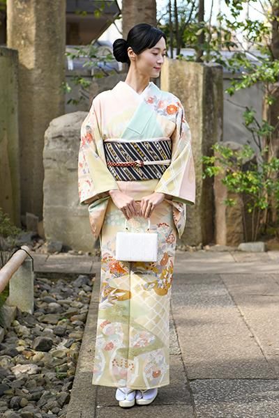 染大島紬　霞に花の刺繍の付け下げ　着物