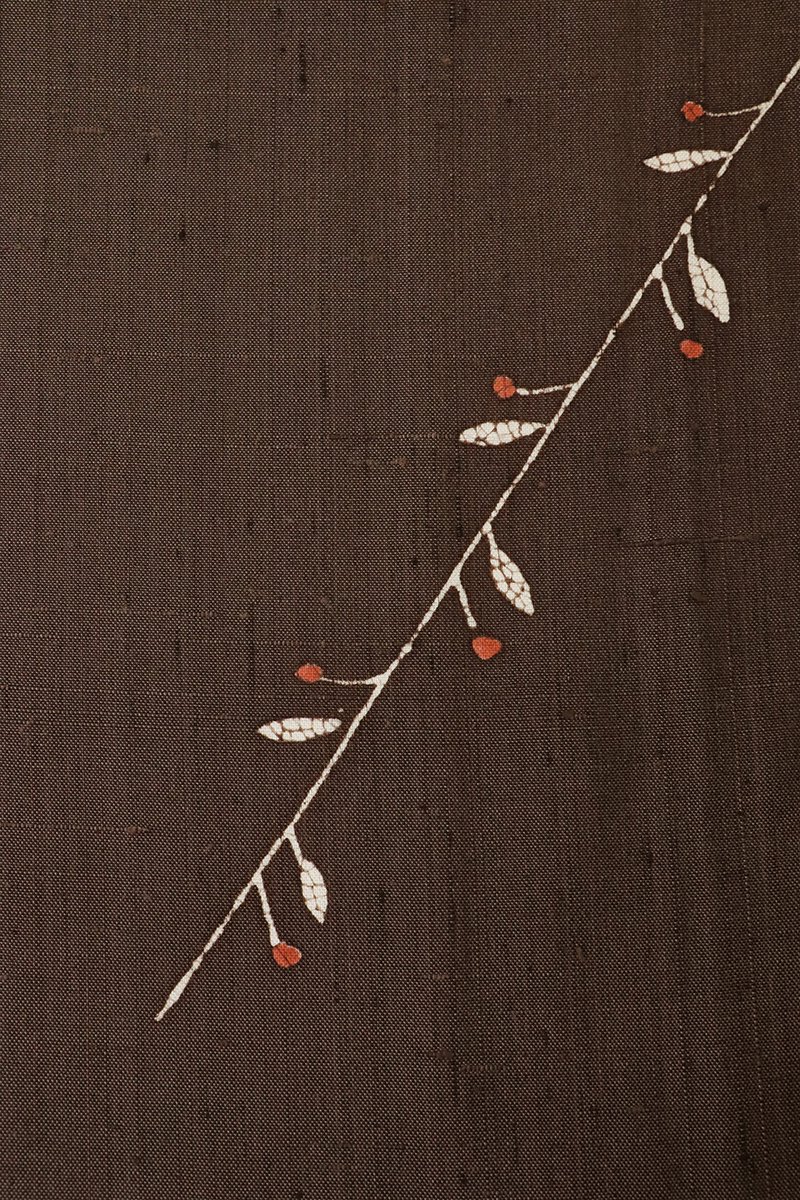 銀座【D-3326】（S）京都しょうざん製 単衣 生紬地 小紋 赤墨色 実のなる植物の図（反端付） -  銀座きもの青木｜長く大切に着続けて頂きたい上質な着物や帯 |ONLINE SHOP