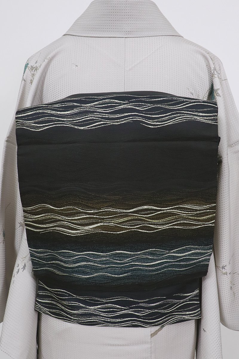 銀座【L-6966】西陣 河瀬満織物製 袋帯 黒色 波のような横段（証紙付
