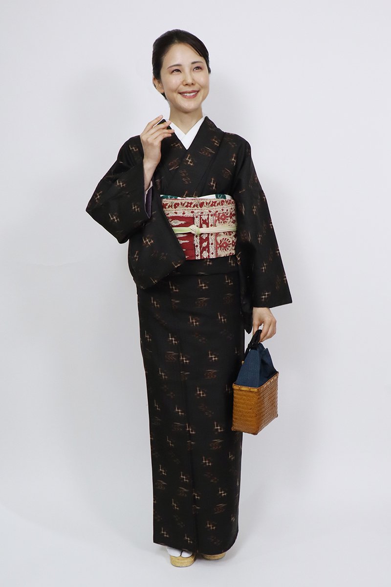 良きタイミングでご購入下さい久米島紬 黒に近い焦げ茶 身幅細め - 着物