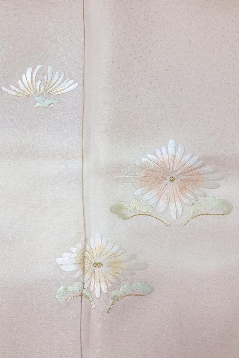 銀座【B-3579】刺繍 付下げ 桜鼠色 菊菱文（反端付） - 銀座きもの青木