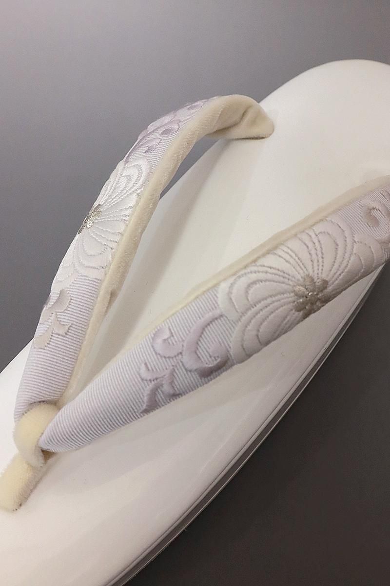 G-2829】京都衿秀 草履 白色 唐花文刺繍入り鼻緒(Mサイズ):高 G-2829】京都衿秀 草履 白色 唐花文刺繍入り鼻緒(Mサイズ):高