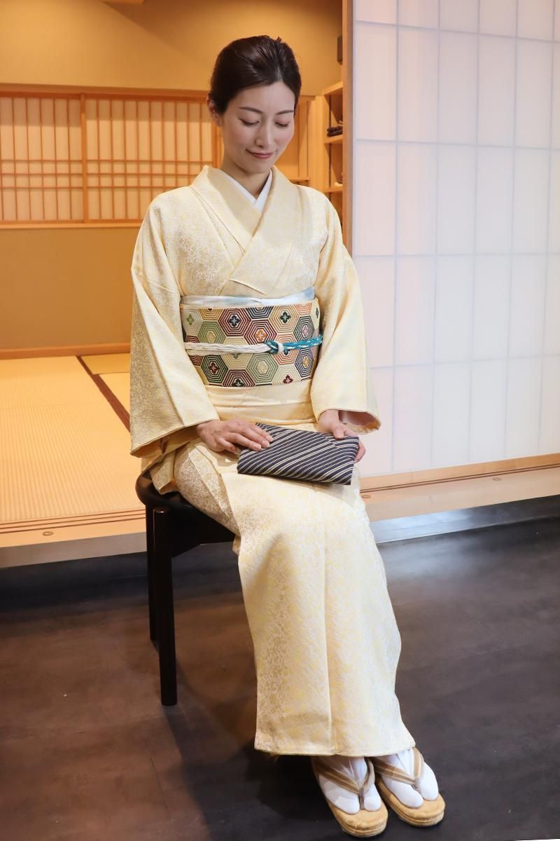 銀座【C-2695】色無地 鳥の子色 花唐草鳳凰文 - 銀座きもの青木