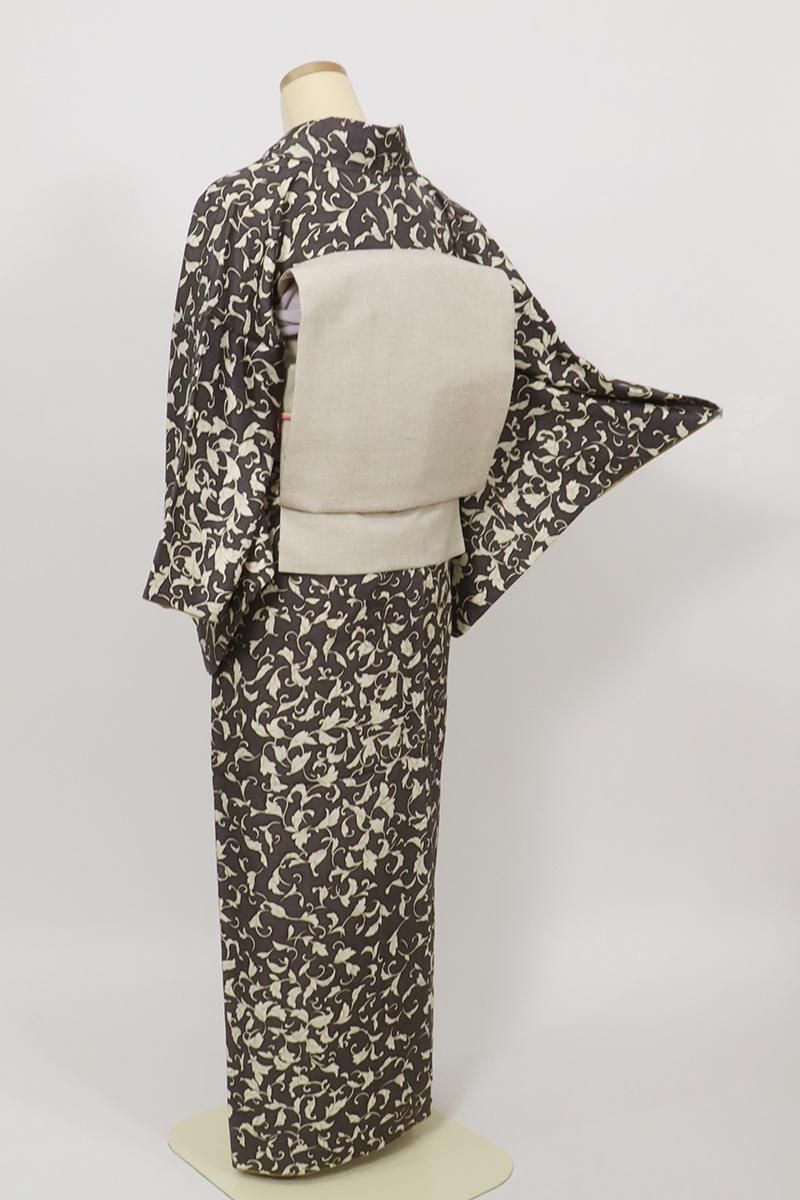 銀座【D-3462】紬地 小紋 黒橡色 唐草文 :身丈153/裄64.5 - 銀座きもの