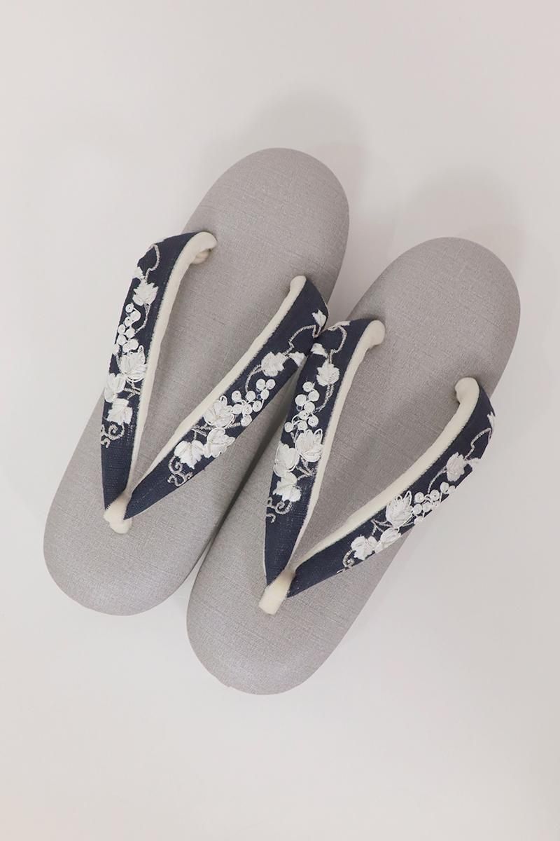 G-3005】衿秀製 草履 グレー系 高反発 刺繍鼻緒 (Mサイズ):高 G-3005】衿秀製 草履 グレー系 高反発 刺繍鼻緒 (Mサイズ):高