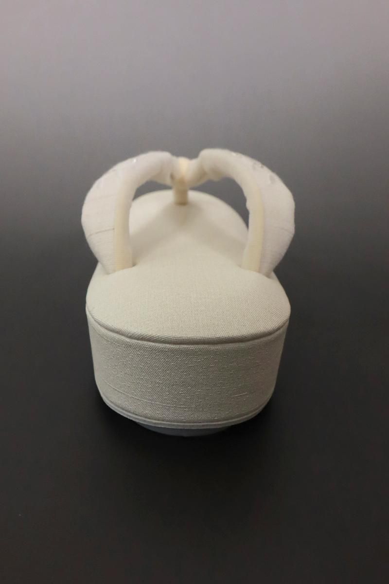 新品 高級 草履 七五三 3歳 衿秀 刺繍 鼻緒 本革 白 草履 日本製 新品 高級 草履 七五三 3歳 衿秀 刺繍 鼻緒 本革 白 草履 日本製