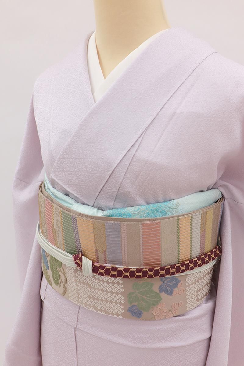 【お値下中】色無地　一つ紋伏線蝶　友禅共八掛　お手入済み　サイズ追加しました。 銀座【C-1719】染一ッ紋 色無地 藤鼠色 七宝や檜垣の地紋 - 銀座