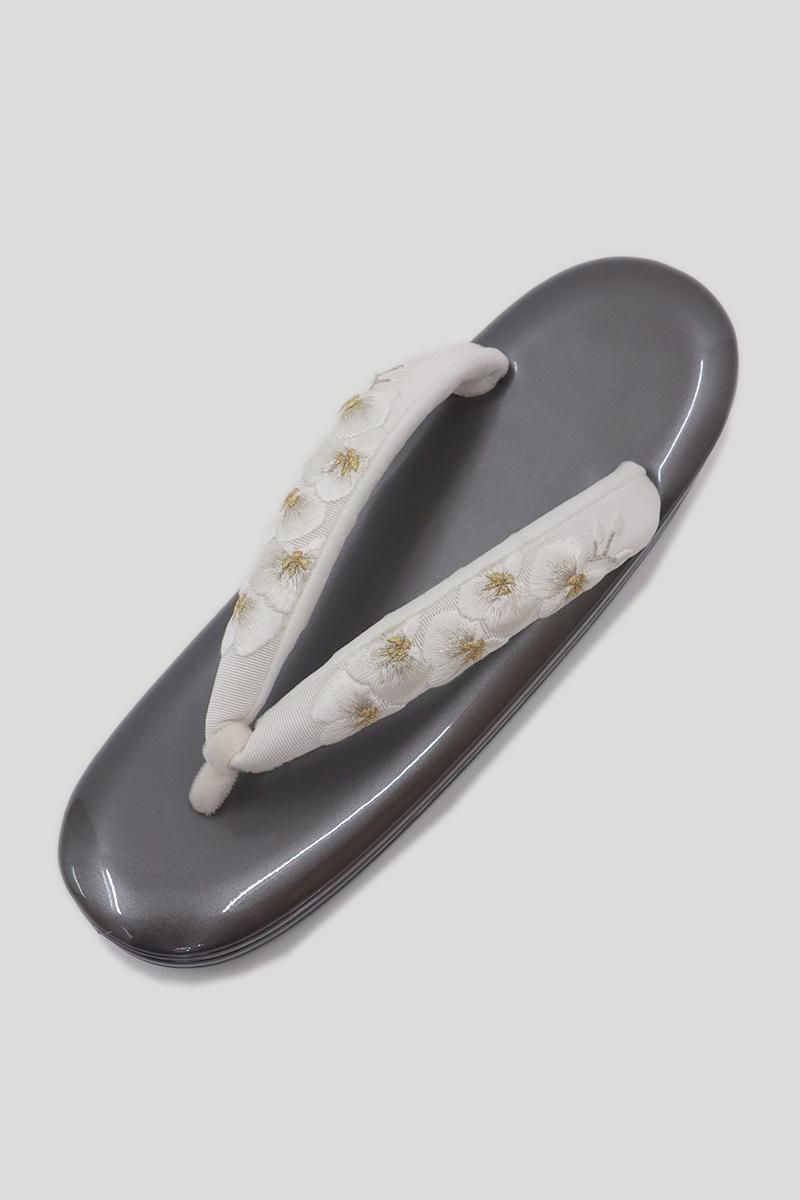 莉緒様 正絹　黒地にシルバー G-3204】衿秀製 草履 グレー系 胡蝶蘭刺繍入り鼻緒（Lサイズ）：高さ