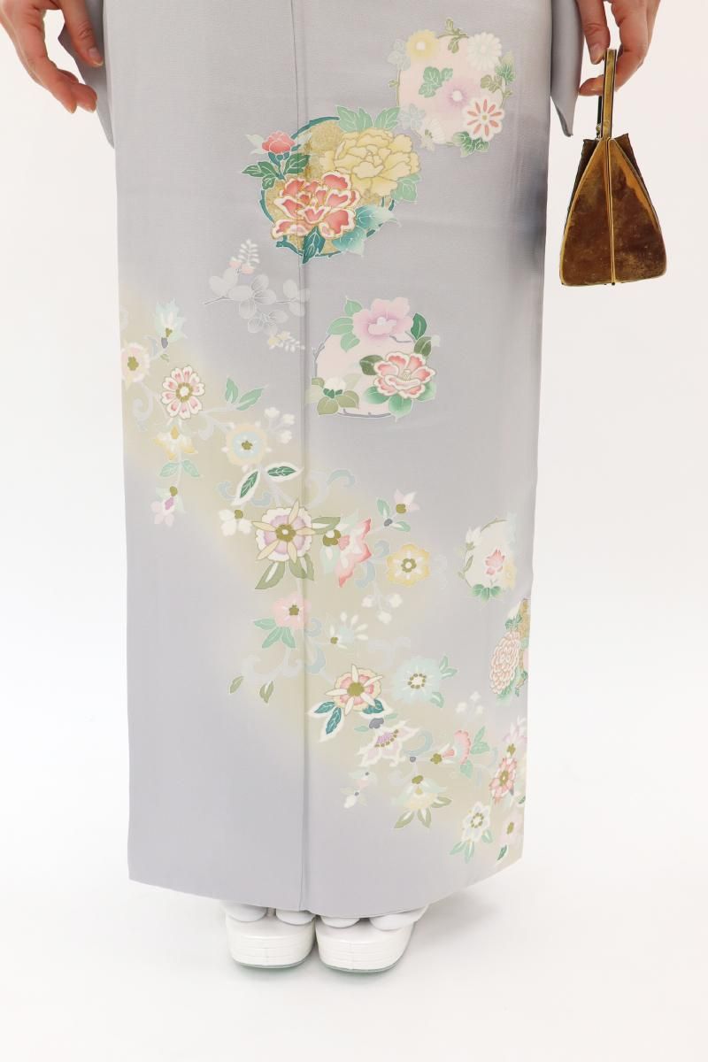 灰青の地に咲き誇る花が華麗に美しいお着物です 灰青の地に咲き誇る花が華麗に美しいお着物です