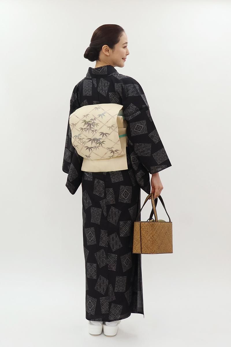 A 夏塩沢紬 紗綾形模様 黒色 正絹 薄物 絽 紗 着物 116 銀座【A-4056】夏大島紬 黒色 色紙文 :身丈158/裄66.5/広め