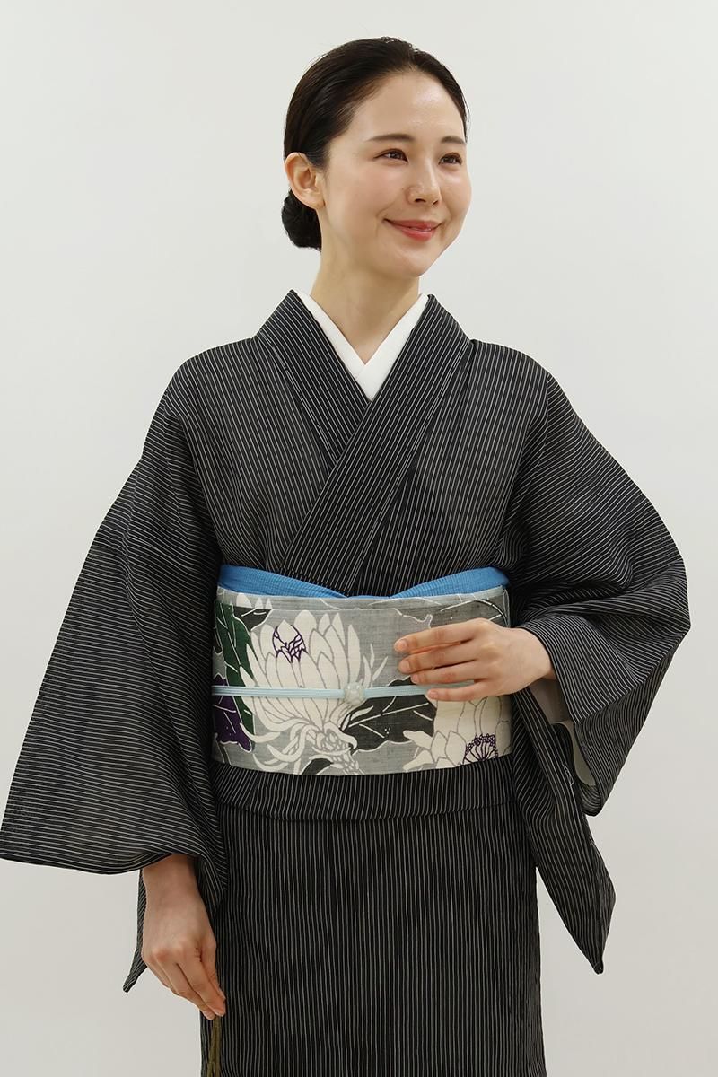 403mn66◆銀座きしや取扱い 染名古屋帯 ちりめん 更紗 バティック◆美品 銀座【K-8884】紗紬 染名古屋帯 濃鼠色 秋草文 - 銀座きもの青木