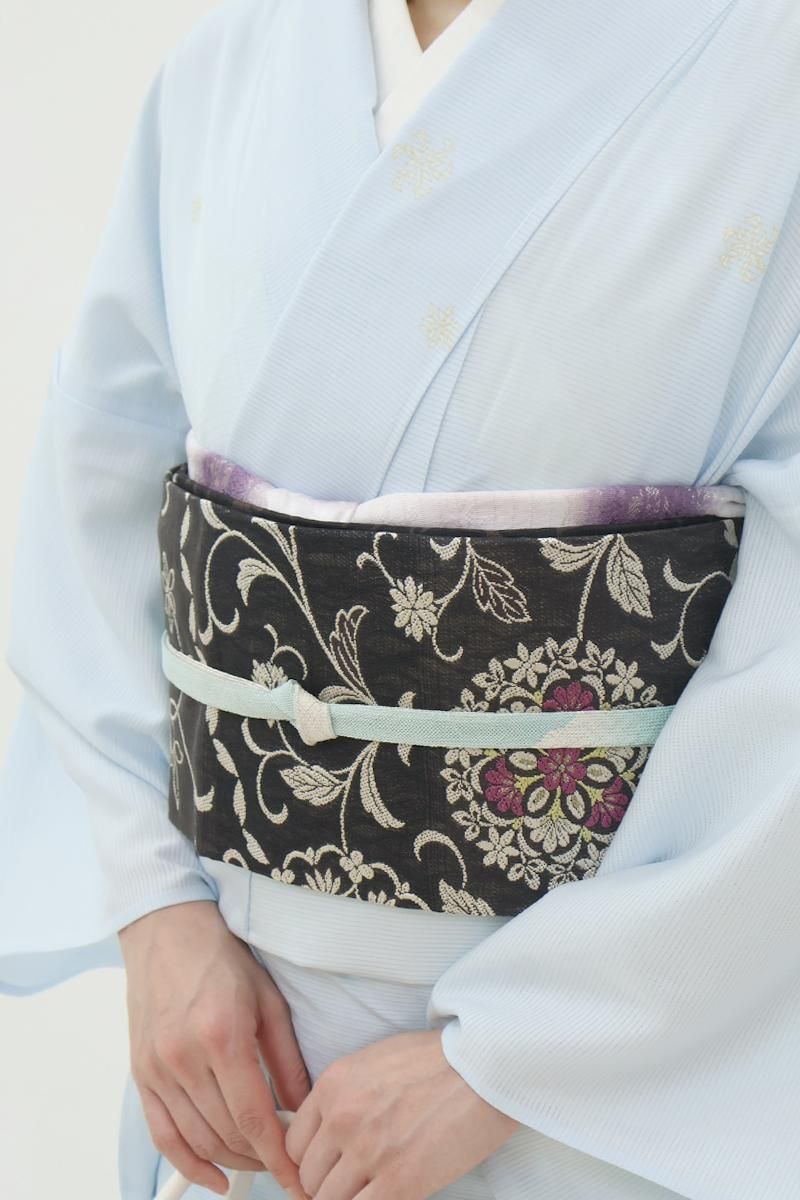 モダンな装いにも 草花模様の西陣御召帯