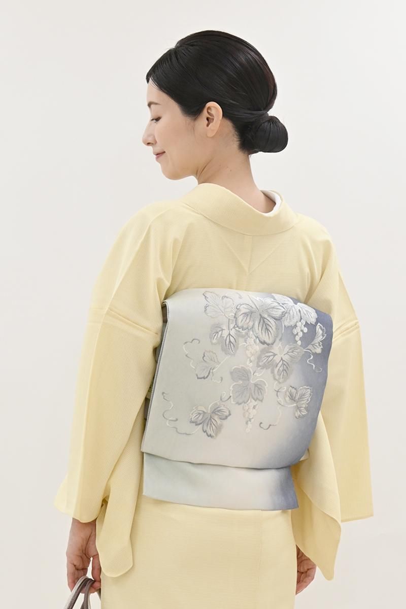 可愛いクリスマスツリーやギフトが！ 銀座【L-8296】夏 刺繍 銀座 - 葡萄の図 乳白色×鳩羽紫色 袋帯 着物・浴衣